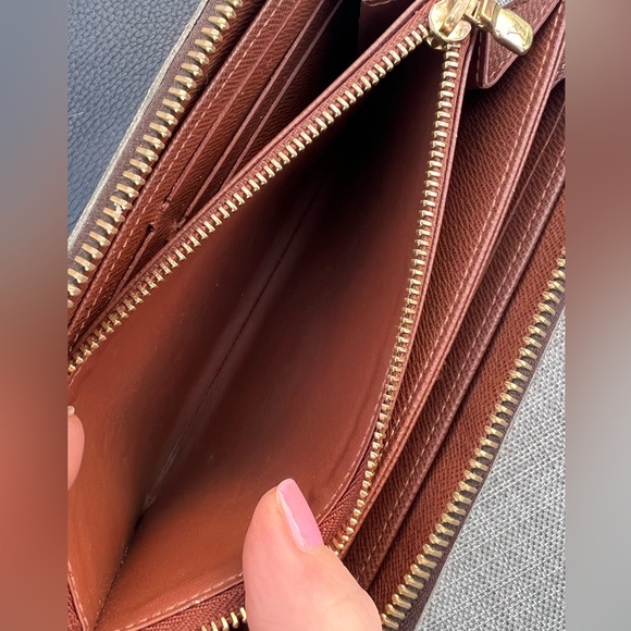 Luis Vuitton zippy wallet. - Picture 7 of 7
